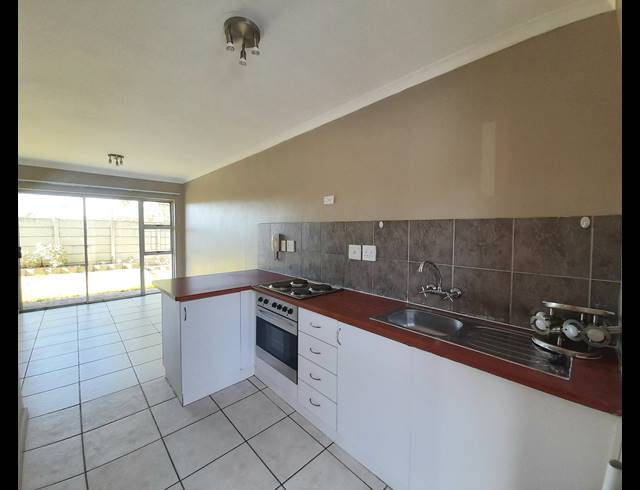 2 BEDROOM APARTMENT FOR SALE IN UITZICHT